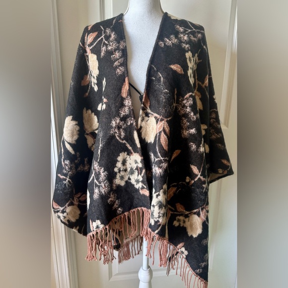 Andrew Marc New York Reversible fringed poncho - Picture 2 of 6